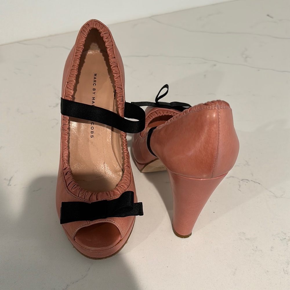 Marc by Marc Jacobs pink heels with black bow detail